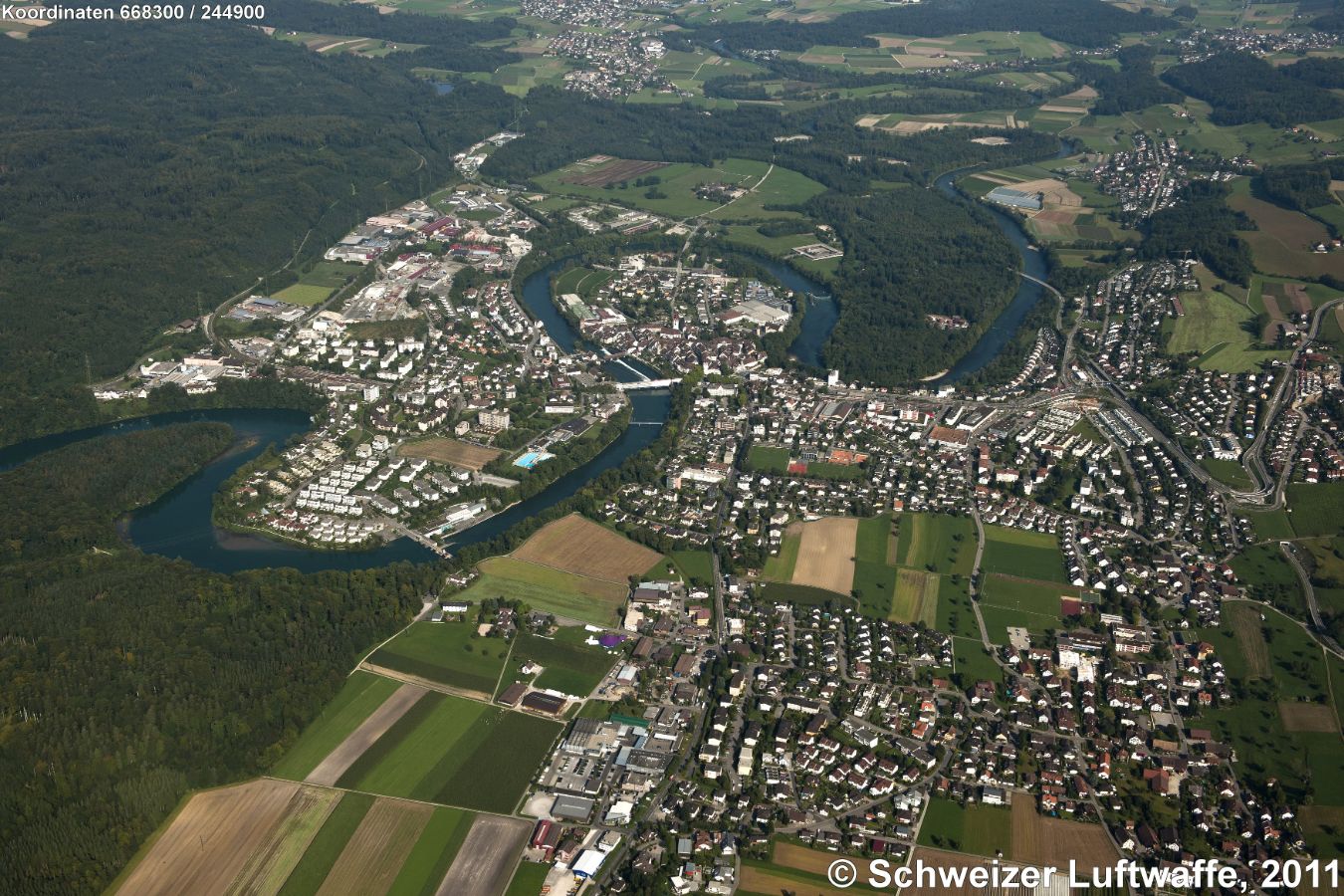 Bremgarten (AG) in der Reuss-Schlaufe (Blickrichtung Nord); links im Bild Bremgarten-West; vorne im Bild: Zufikon; im Hintergrund rechts der Reuss: Eggenwil. Ganz rechts Bildmitte: Mutschellen-Passstrasse mit Neubausiedlung 'Hammergut'.
